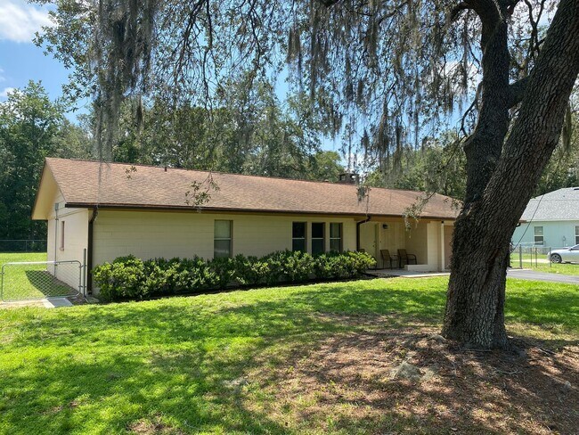 Building Photo - Family and pet friendly ANNUAL LEASE just ...