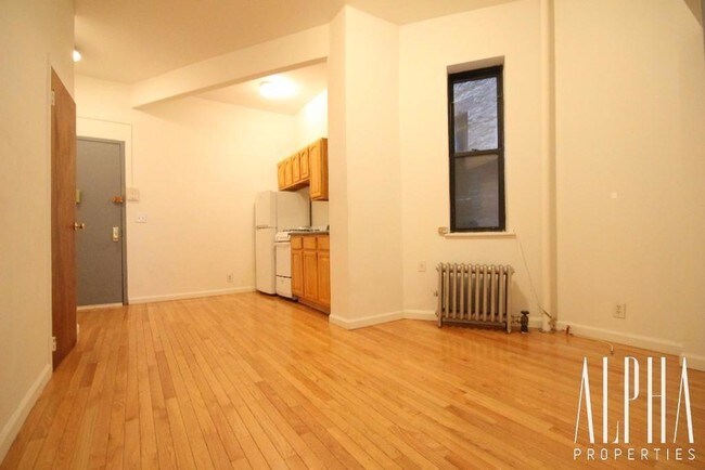 Building Photo - 628 E 11th St