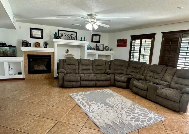 Building Photo - Beautiful  House with 4 bedrooms-2.5 baths...