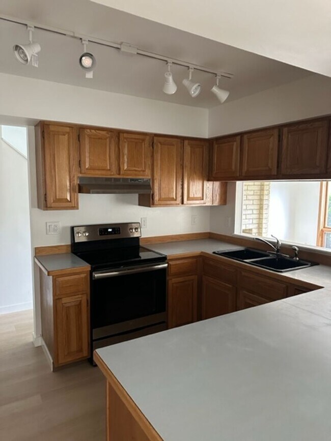 Building Photo - Beautiful Townhome