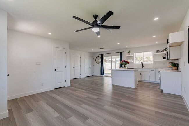 Building Photo - Gorgeous Remodeled Home in Central Gilbert
