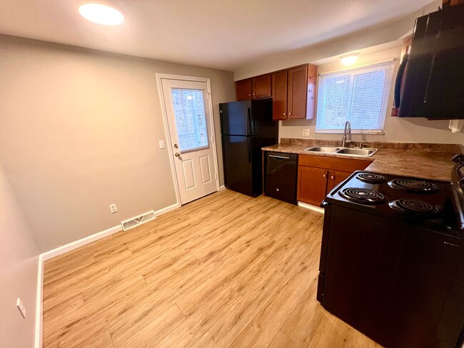 Building Photo - 2 Bed 1 Bath- Freedom PA!