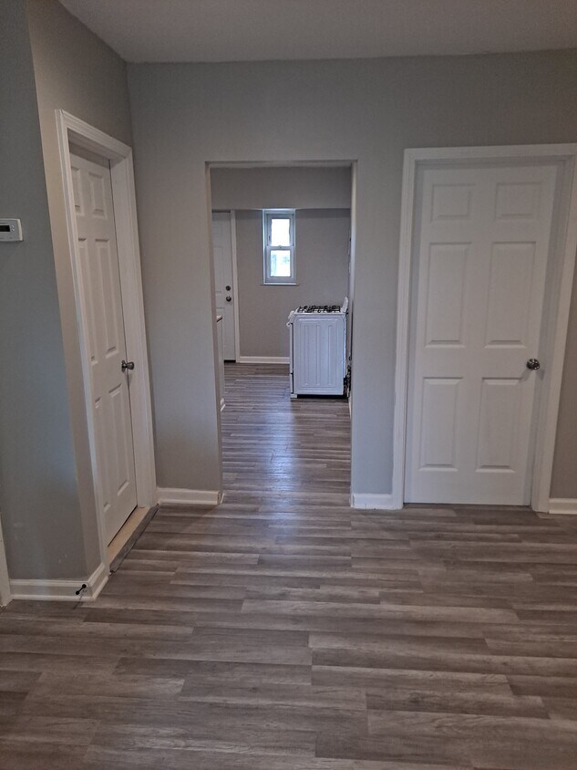 Laminate flooring - 16544 Plymouth Rd
