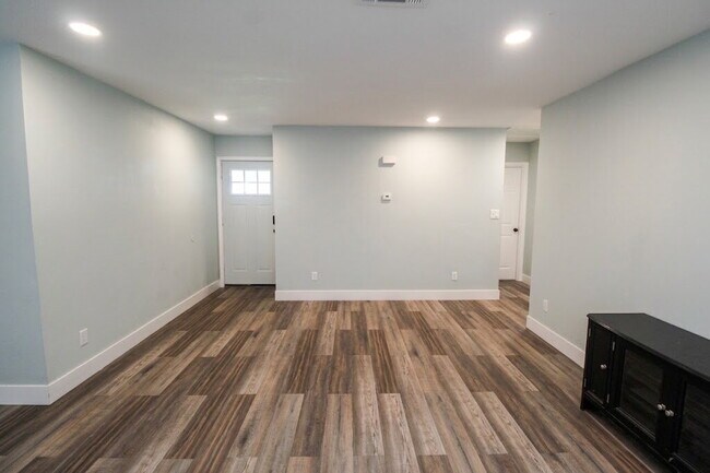Foto del edificio - Updated West Pensacola 3BR Home with Luxury Plank Flooring, Modern Kitchen, 1-Car Garage & Large ...