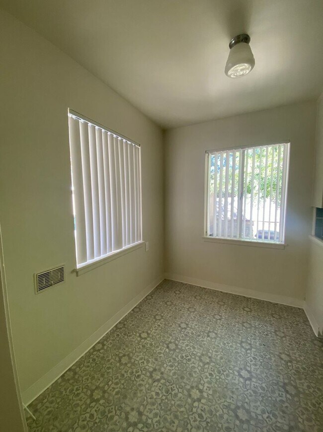 Building Photo - 327dst(SDA)