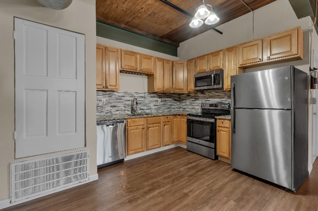 Building Photo - 83 Main St