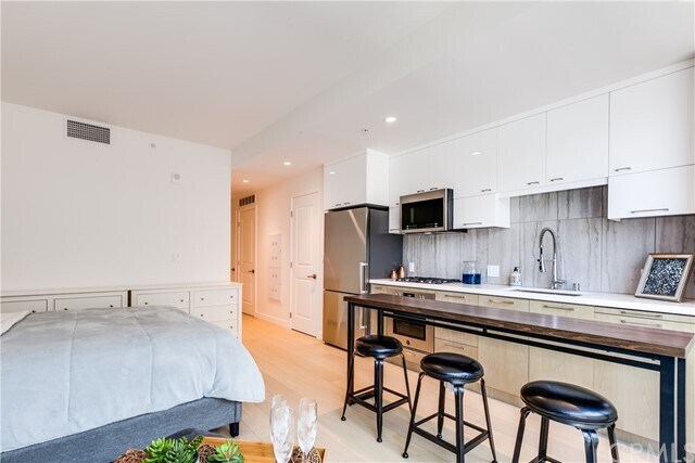 Building Photo - 400 S Broadway