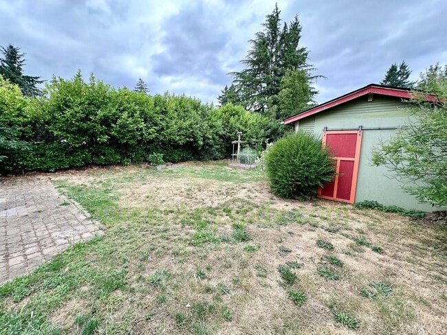 Building Photo - 2-Bedroom House with Fully Fenced Backyard...