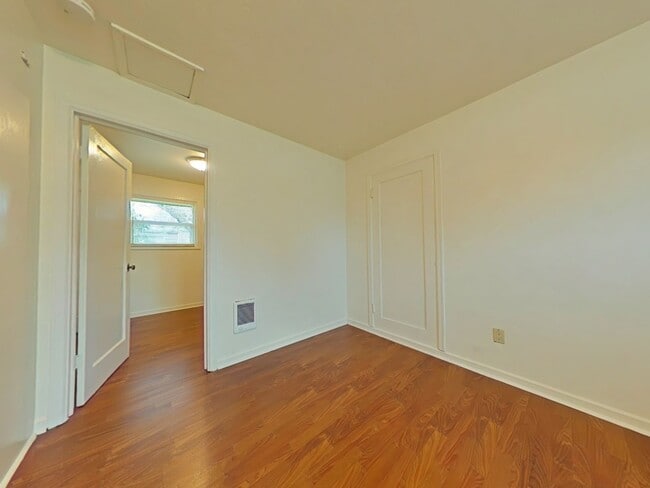 Building Photo - Apartment ~ Close to Campus ~ Cat Friendly