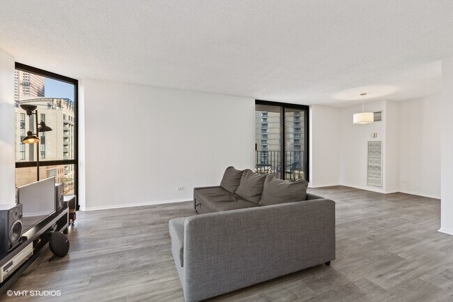 Foto del edificio - 70 W Huron St