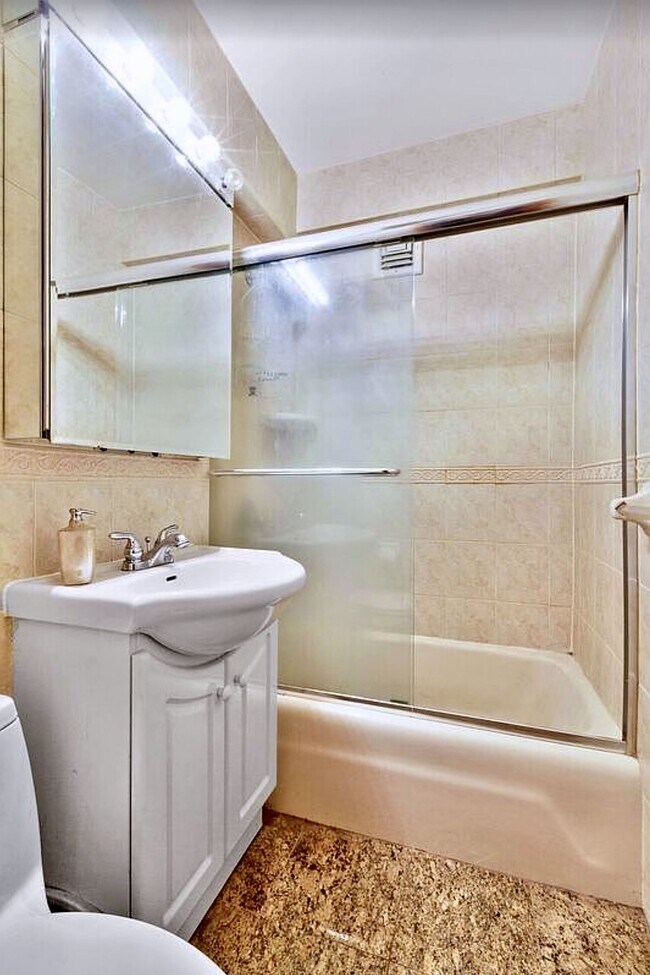 Foto del edificio - 335-341 E 51st St
