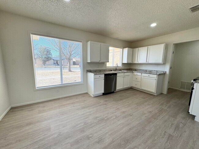 Foto del edificio - 7825 Vernon Ave