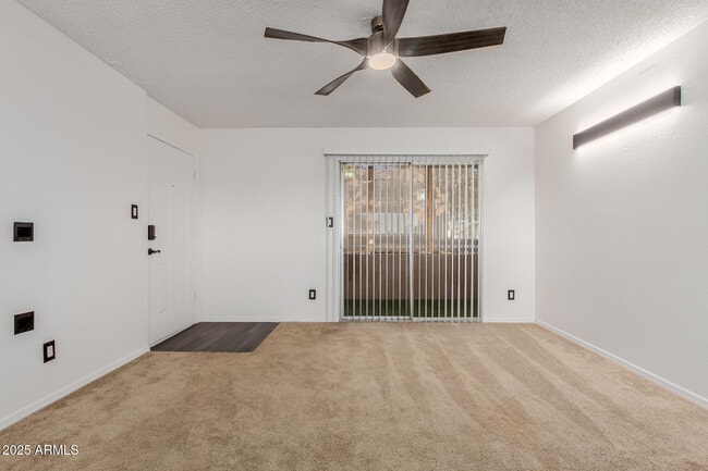 Building Photo - 2625 E Indian School Rd