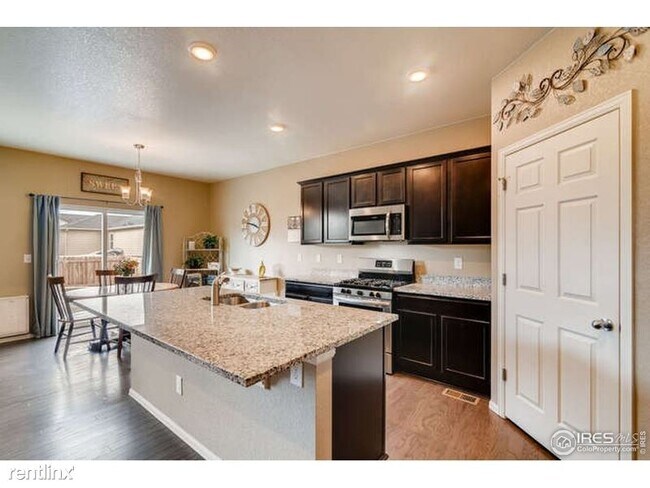 Foto del edificio - 5 br, 3 bath House - 922 Birchdale Ct