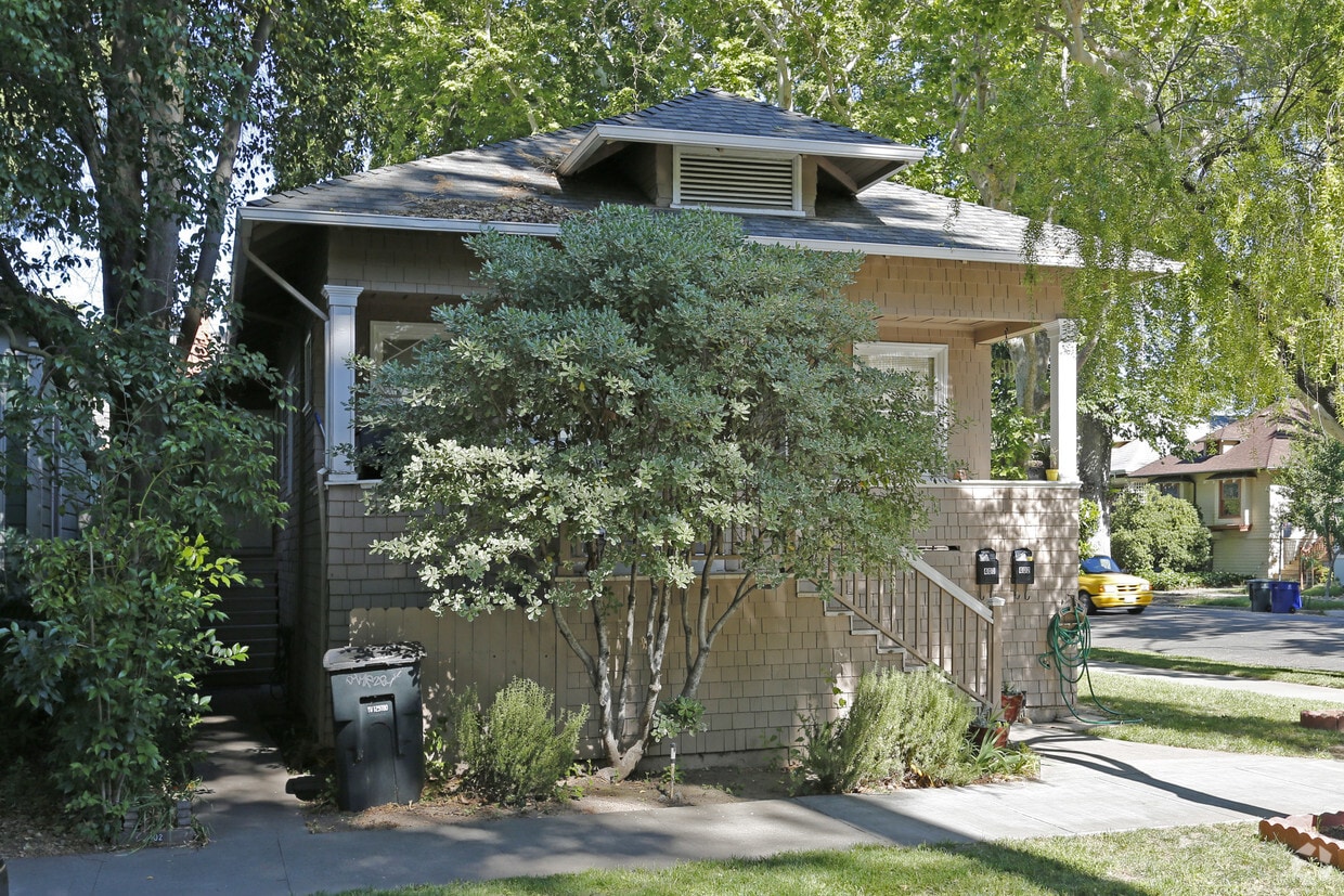 Building Photo - 400-402 21st St