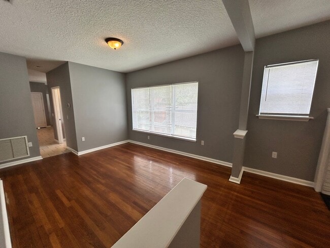 Building Photo - 2/2 2nd Floor w/ Balcony Unit in Murray Hill!