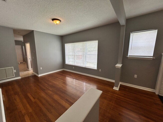 Foto del edificio - 2/2 2nd Floor w/ Balcony Unit in Murray Hill!