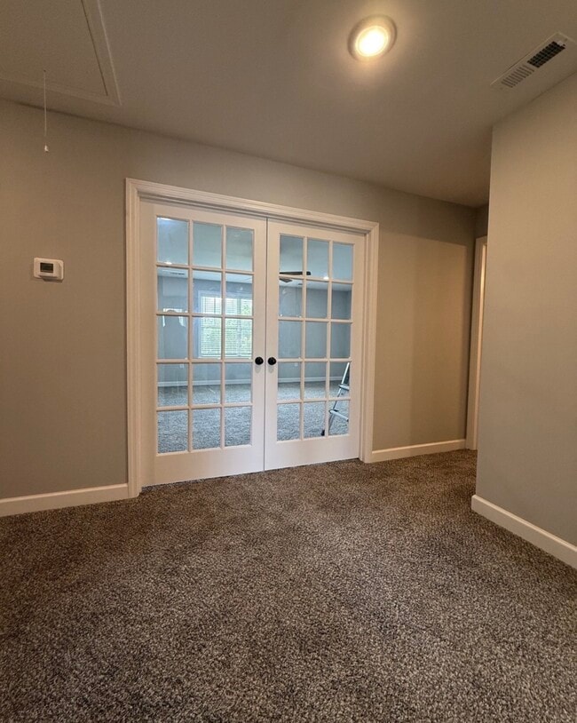 Building Photo - 1002 Villa Cir