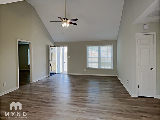 Foto del edificio - 512 Basswood Way