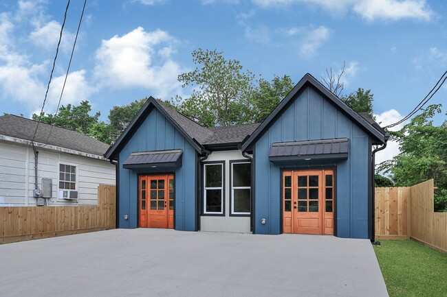 Building Photo - 112 S San Jacinto St