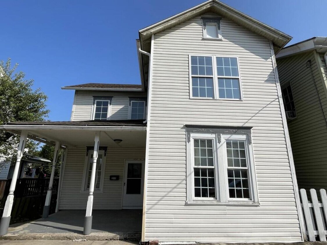 Foto principal - NOW AVAILABLE! 3 Bed, 2 Bath Victorian Hom...