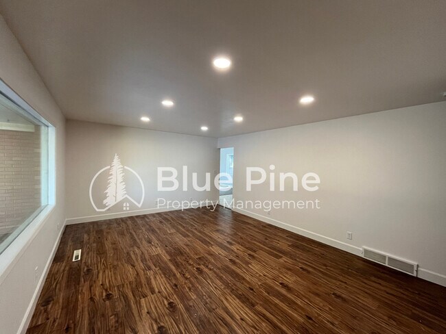 Foto del edificio - 315 Evans Ave