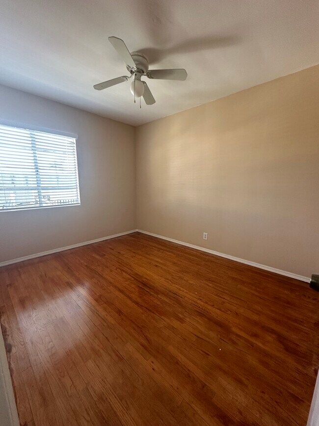 Foto del edificio - 7303 Woodley Ave