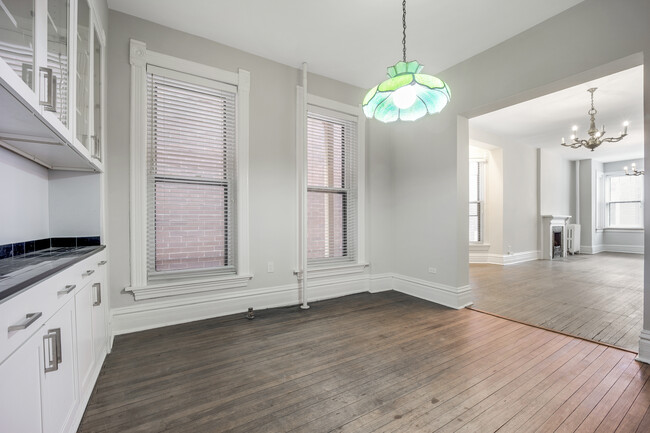 Building Photo - 854 W Wrightwood Ave