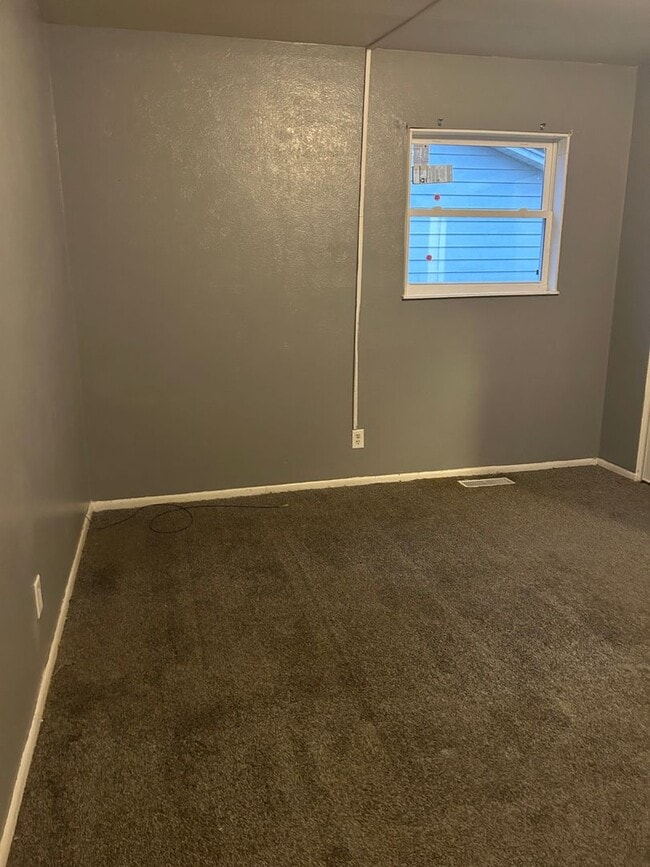 Building Photo - 3 Bed 1.5 bath house