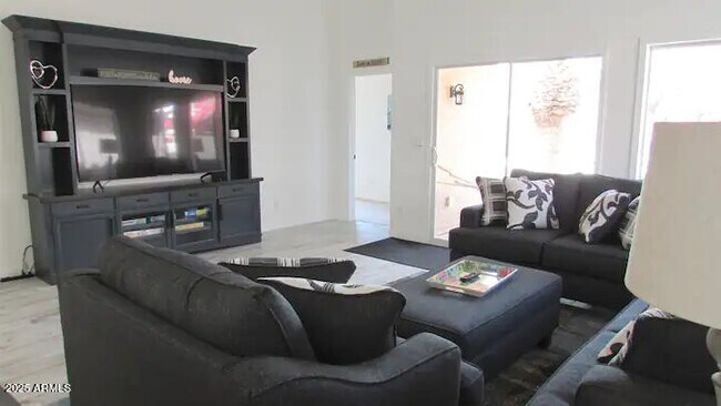 Foto del edificio - 8620 W Paradise Ln