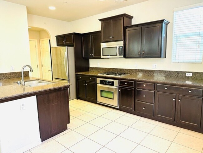 Foto del edificio - $2,150 Harlan Ranch, 3 bd/ 2.5 bath - N. S...