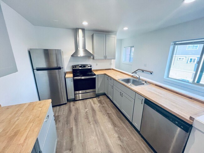 Foto del edificio - Almost new 3 bedroom, 3 bath Townhome