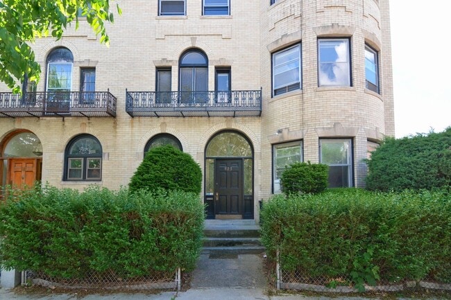Building Photo - 926 Beacon St