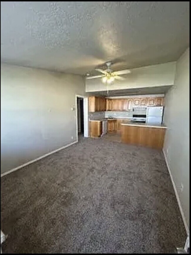 Foto del edificio - Springtree Gardens Condo