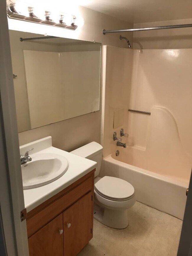Building Photo - Overlook Condominiums - 2 bedroom- 2 bath