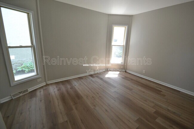 Foto del edificio - 239 Forest Ave
