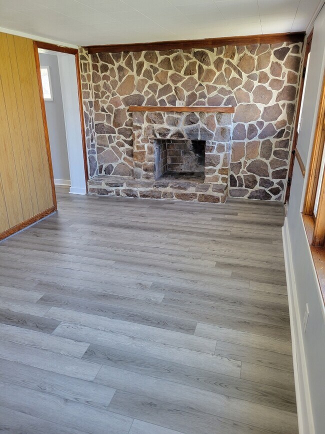 Foto del edificio - 816 Rock Cliff Dr