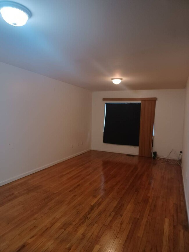 Building Photo - 431 Amber St