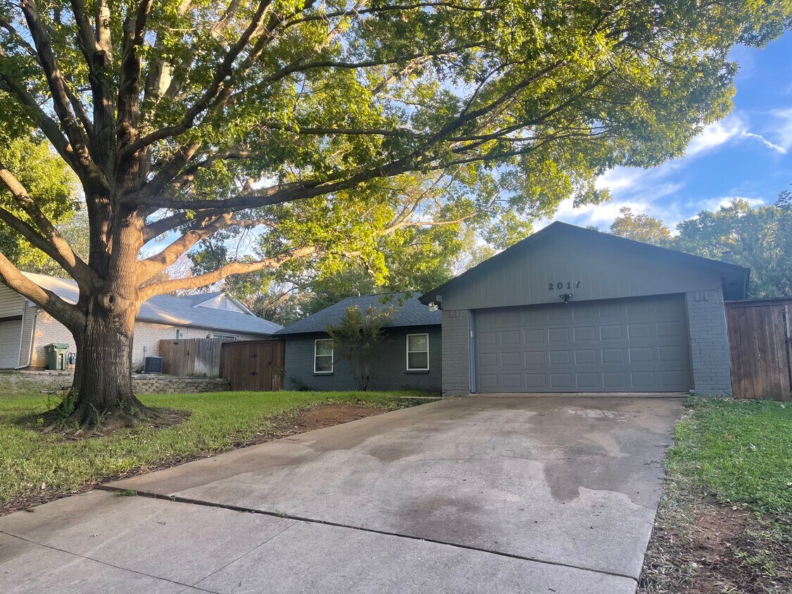 Primary Photo - 2017 Hood Ridge Ct