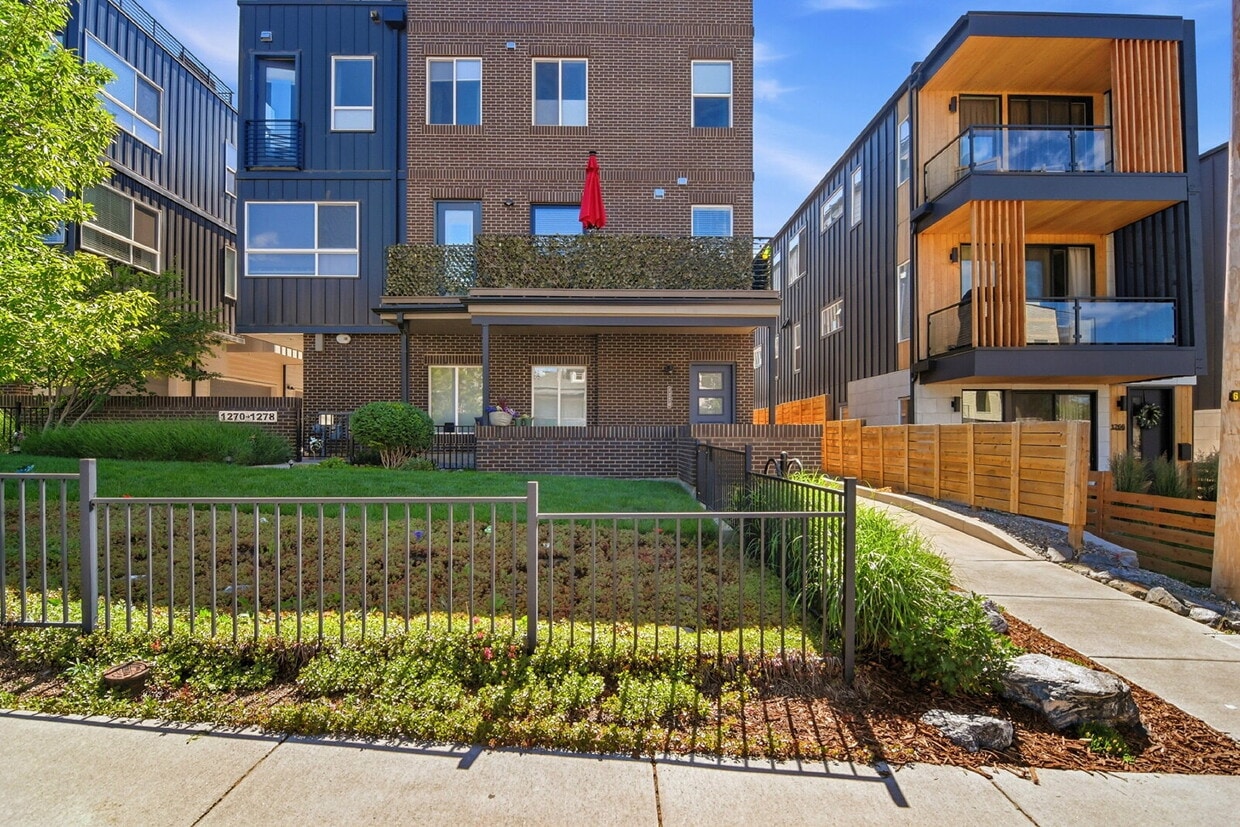 $2,995.95, 2 bed, 2 full and 2 half bathroom with a gorgeous terrace. - $2,995.95, 2 bed, 2 full and 2 half bathroom with a gorgeous terrace.