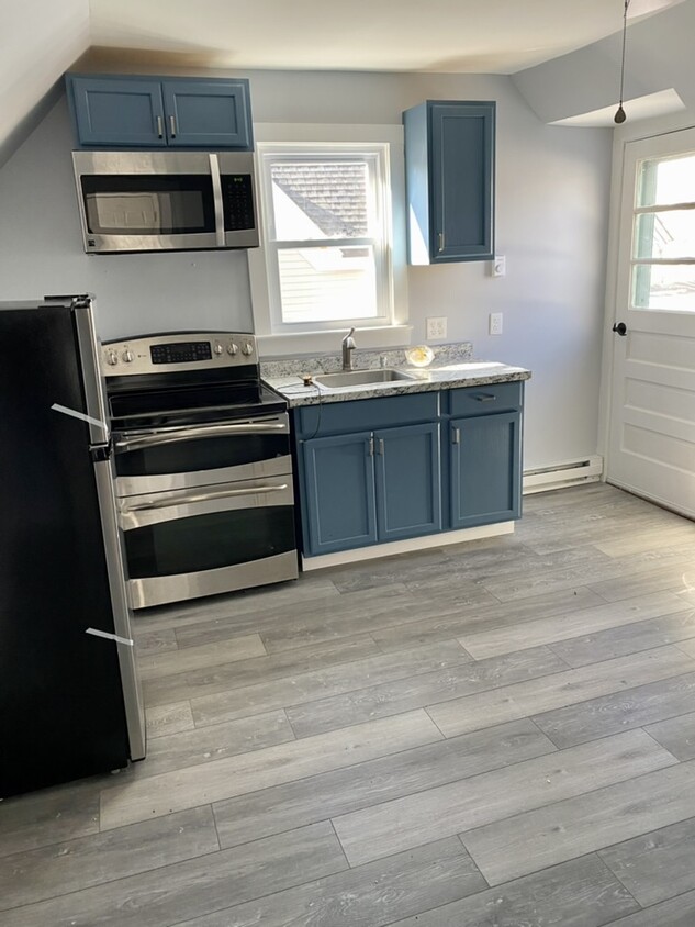 Updated Kitchen with Stainless Steel Appliances - 11 Prospect St
