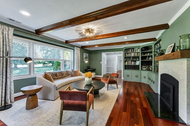 Foto del edificio - A rare estate-style rental in Thoroughgood