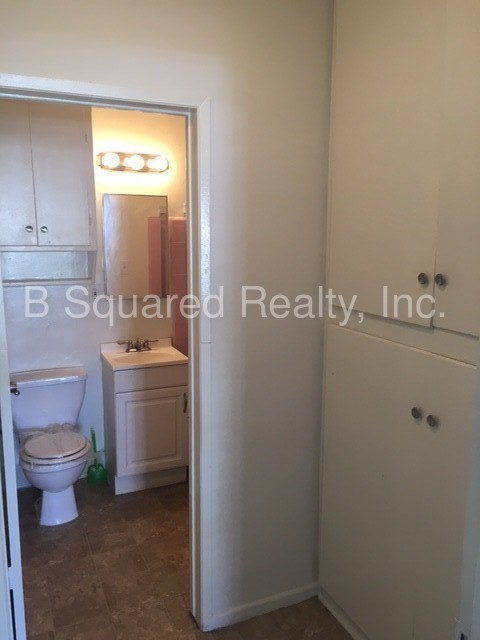 Building Photo - Bachelor Apt in Great Sawtelle Location!
