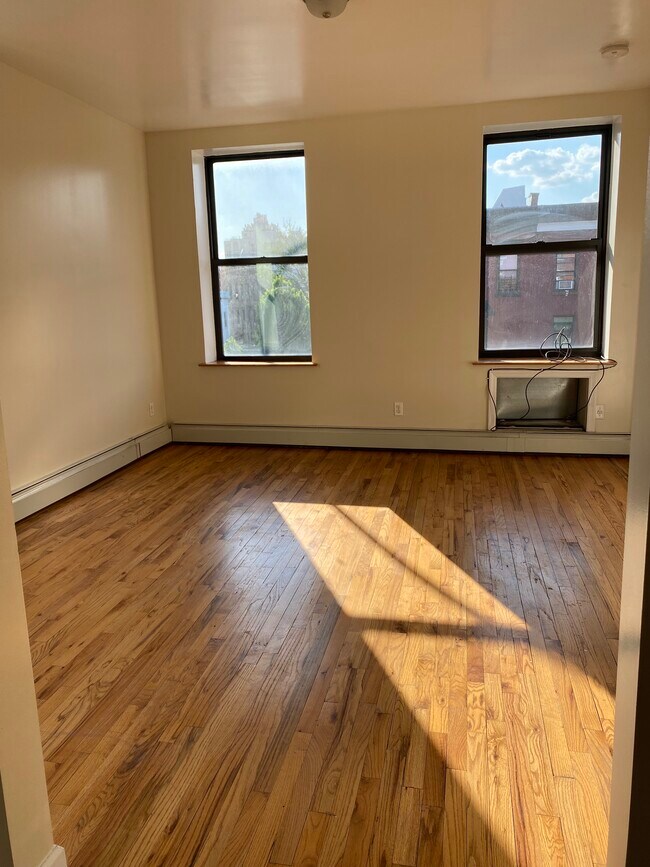 Building Photo - 615 5th Ave
