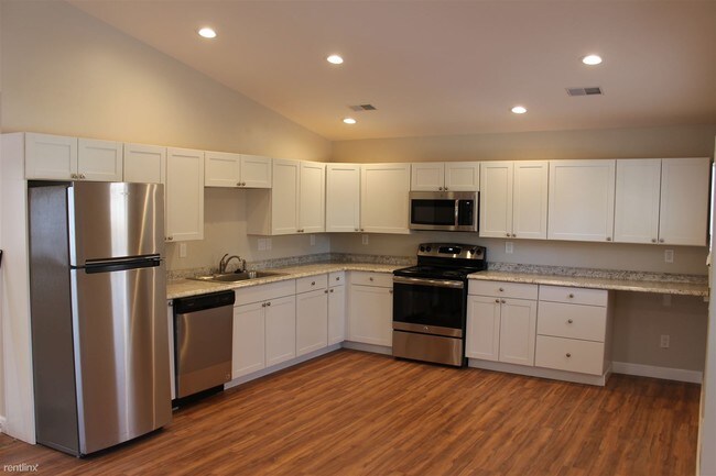 Building Photo - 2 br, 1 bath House - 409 E Grove St Apt 2