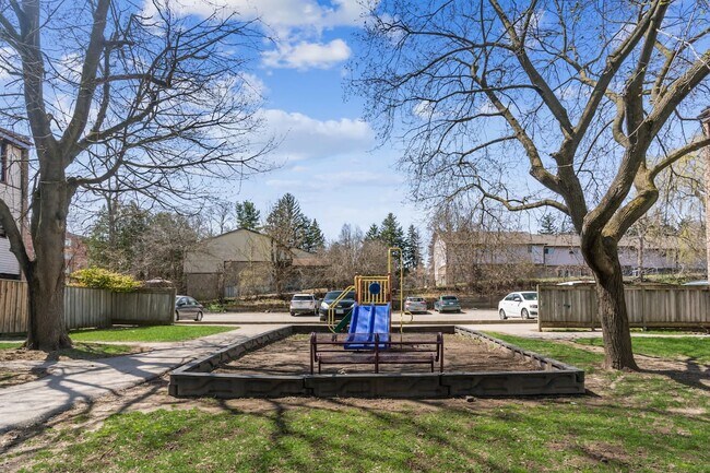 Photo du bâtiment - Churchill Townhomes