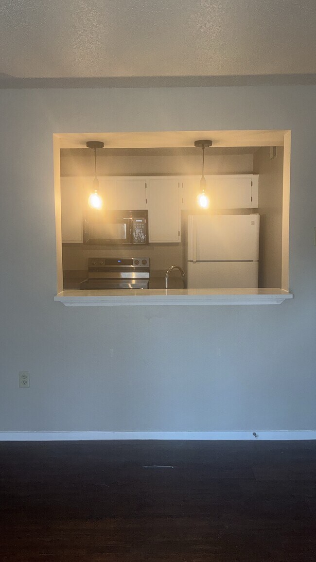 Nueva cocina pasaplatos con encimera de granito - 218 North Texas Blvd