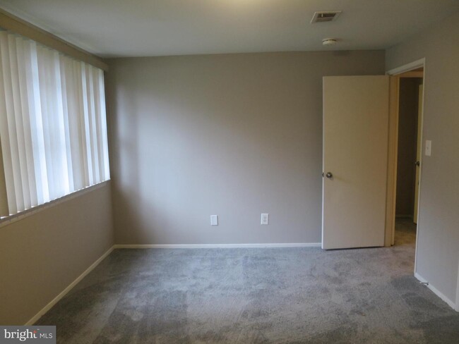 Building Photo - 3323 Huntley Square Dr