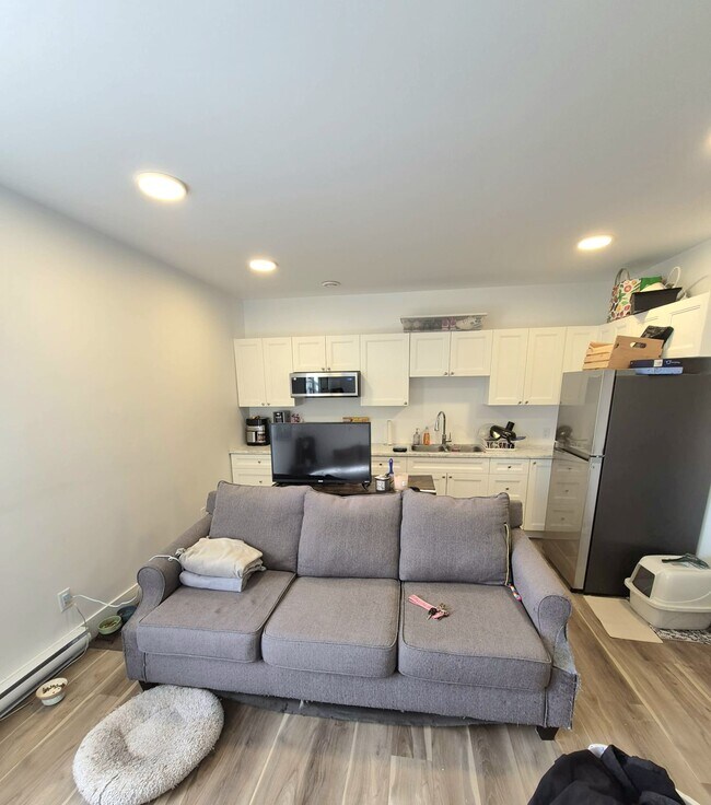Photo du bâtiment - Studio Apartment for Rent – Available Dece...