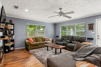 Building Photo - 1034 Nashua St